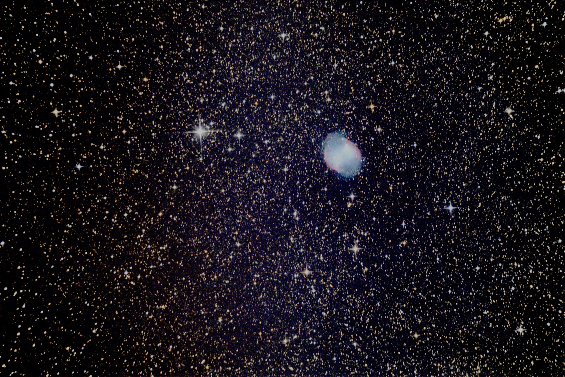 The Dumbbell Nebula from Niedźwiady, blue at the center and rose along the rim.